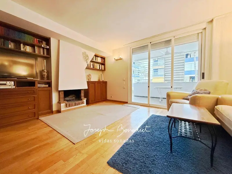 Apartamento en Castelldefels cerca del mar con 3 dormitorios y terraza