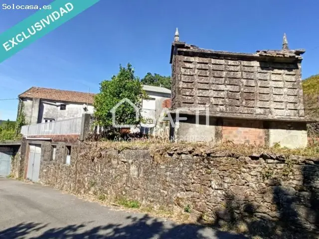 Casa Rural para Restaurar en Rianxo con 6 Habitaciones y Hórreo