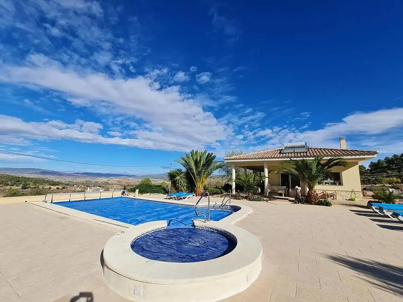 Villa con Piscina y Jacuzzi en Pinoso 5 Dormitorios