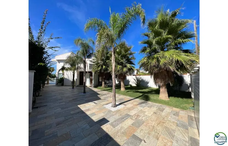 Chalet en Empuriabrava con piscina y amarre
