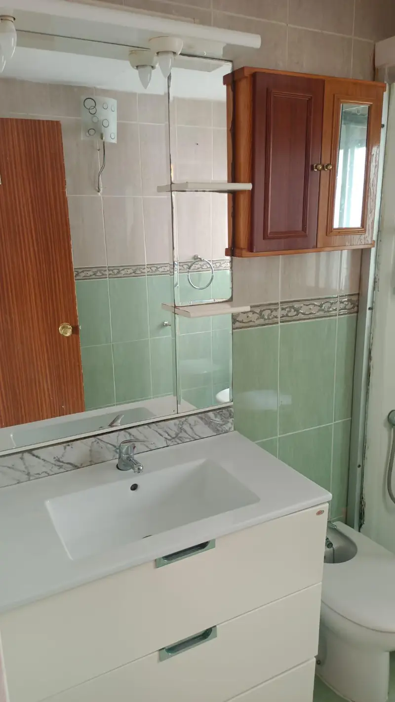 Piso en venta. Piso de tres habitaciones, un baño, terraza, salon independiente en buena zona de Guadalajara ideal para invertir.