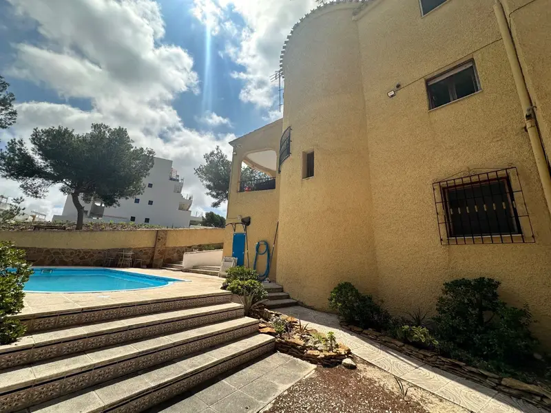 Chalet en Villamartin 6 dormitorios 3 banos piscina