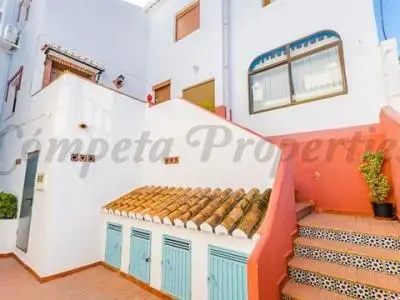 Casa de Pueblo Reformada con 3 Dormitorios y Terraza