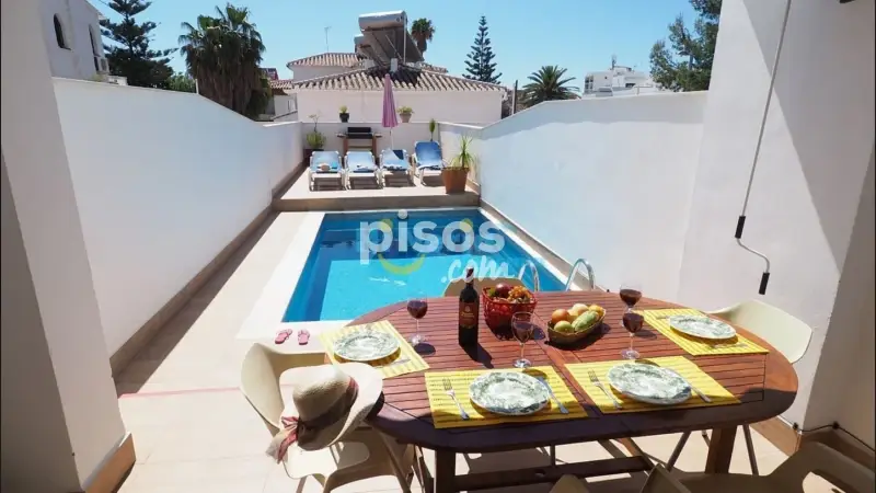 Casa en Alquiler en Centro Nerja: Villa Moderna con Piscina Privada