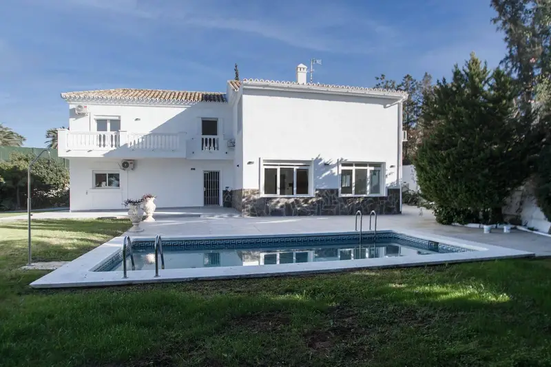 Villa en Nueva Andalucía Primera Línea de Golf 4 Dorm 3 Baños