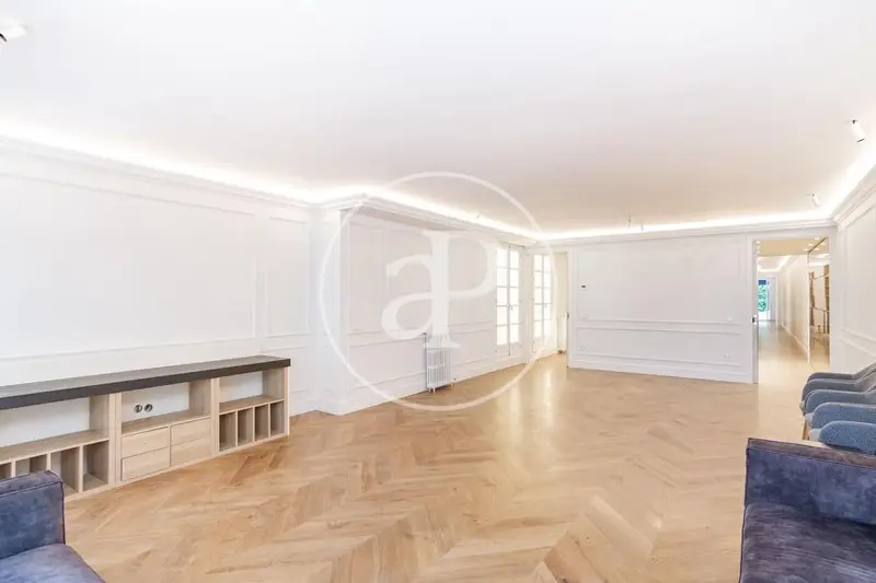 Apartamento Reformado en Madrid con Terraza y 3 Dormitorios