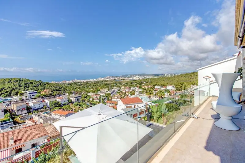 Casa con piscina y vistas al mar en Quint Mar Sitges