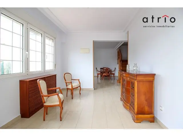 Chalet en Venta en Santander: 4 Dormitorios, Garaje Doble y Terrazas
