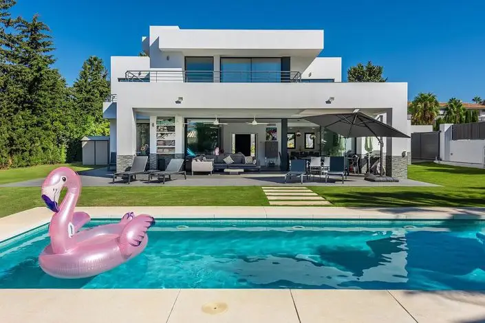 Villa de Lujo de 4 Dormitorios en Atalaya Isdabe