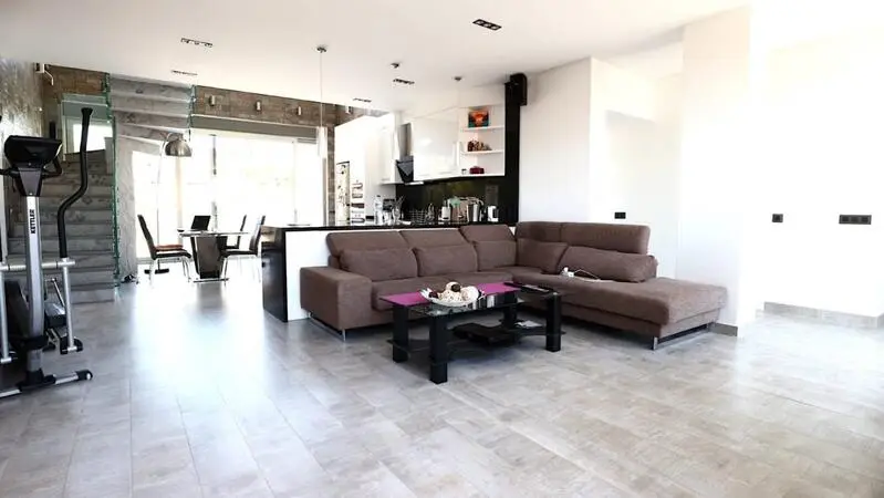 Villa de Lujo con Piscina Cerca de la Playa