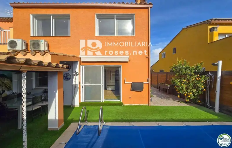 Chalet en venta en Sant Pere Pescador Girona con piscina y jardin