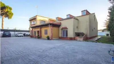 Chalet con Piscina y Gimnasio en Venta