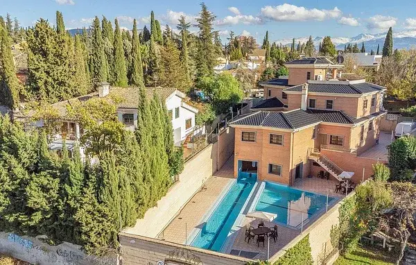 Chalet de Lujo en Granada 8 Dormitorios 6 Baños Piscina Seguridad