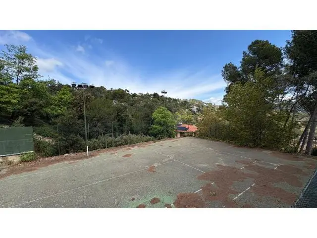 Solar Urbano Castellar del Valles 1681m2 Con Base de Hormigon