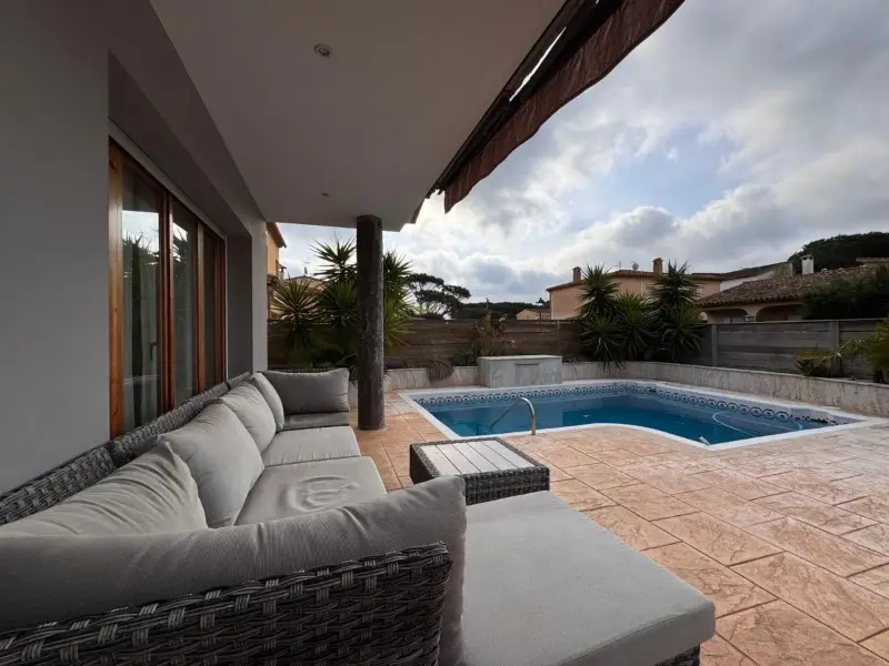 Venta Casa Mont ras excelentes vistas piscina garaje