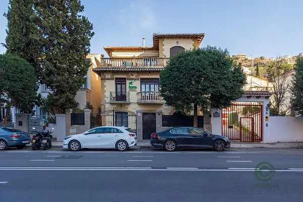 Residencia Universitaria en Granada con 16 Habitaciones y Piscina