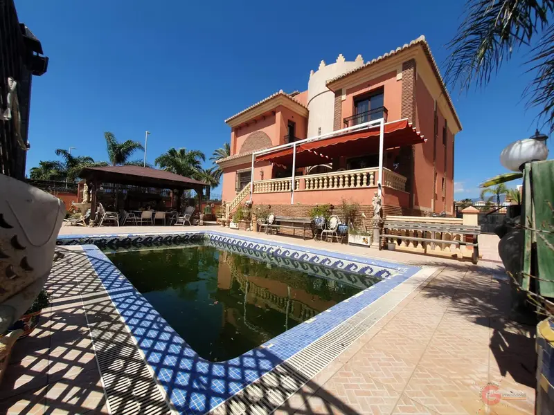 Chalet de Lujo en Playa Granada Motril 5 Dormitorios Piscina Privada