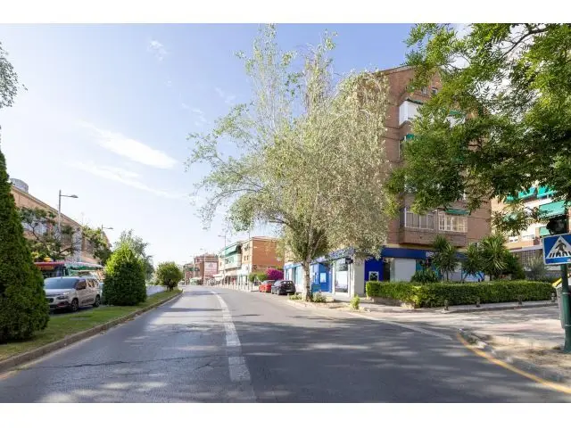 Semiatico con terraza junto Hospital Traumatologia La Granada
