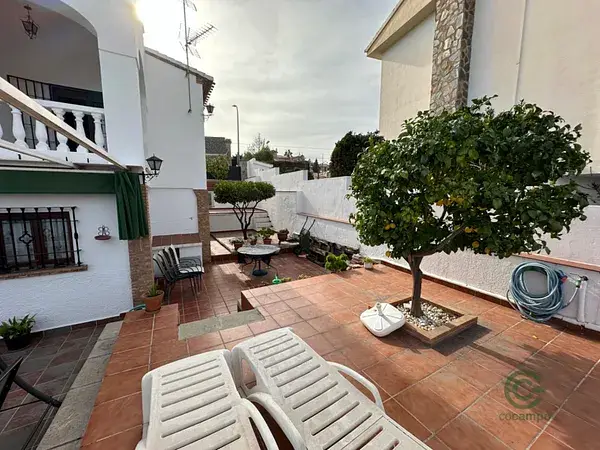 Chalet independiente en La Zubia con piscina y huerto