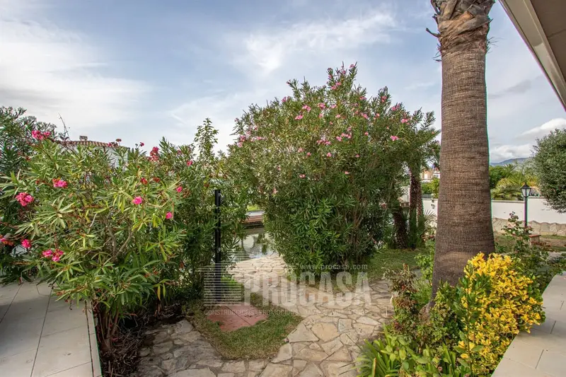 Chalet con Piscina y Amarre en Empuriabrava