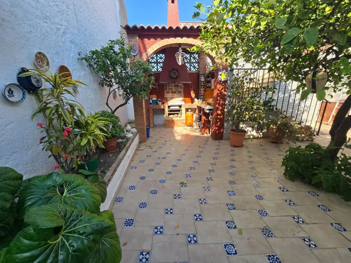 Adosado 4 Dormitorios Malaga: Espacioso con Patio Privado y Garaje
