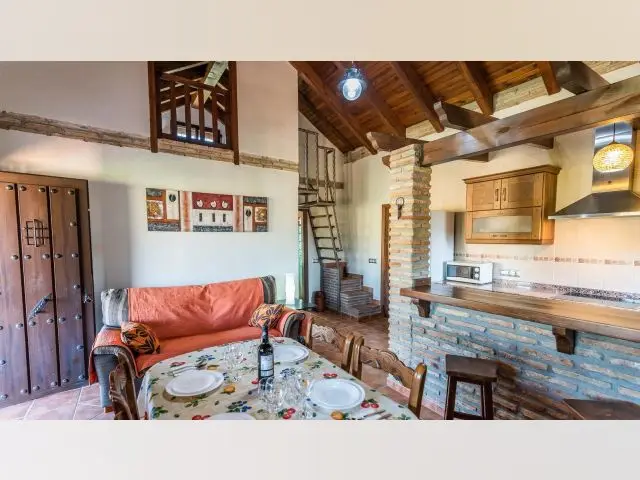 Chalet con Piscina Privada en Alozaina Malaga