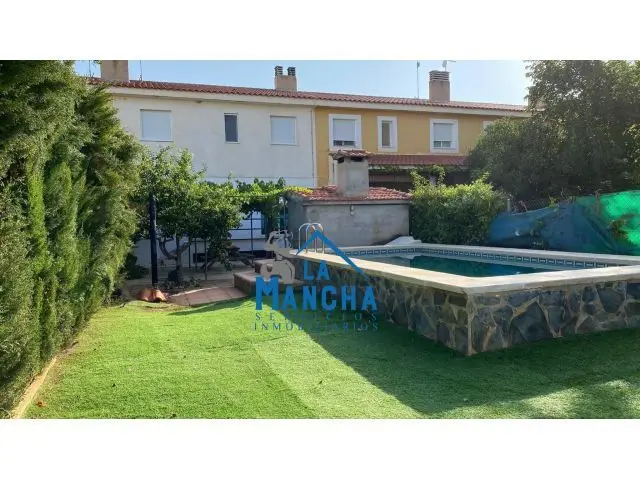 Ref: Y093. Inmobiliaria La Mancha Vende Chalet Adosado En Urb. Los Olivos (La Gineta).