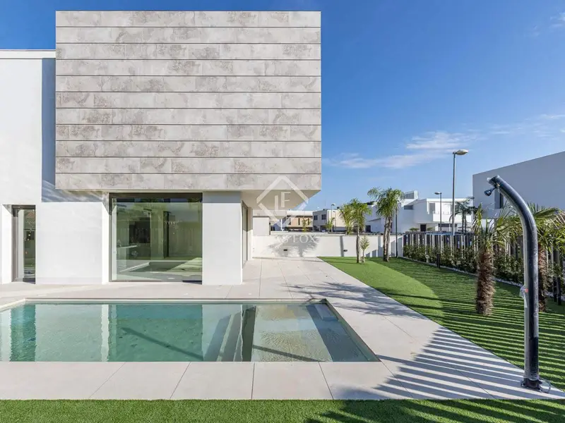 Chalet en Venta Cambrils Tarragona Moderna Villa Cerca de la Playa