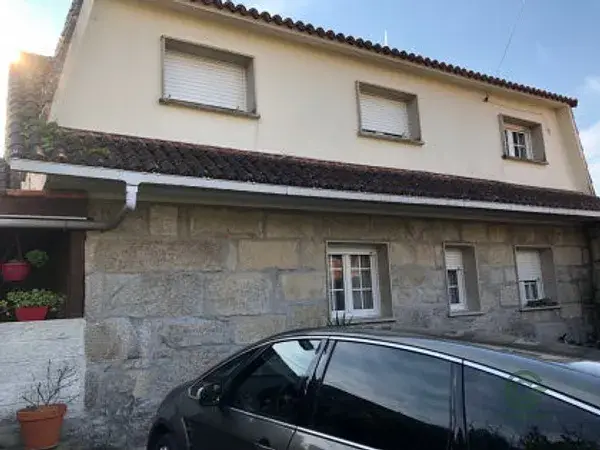 Casa en Pontevedra con 2 Terrazas, Finca y Garaje Triple