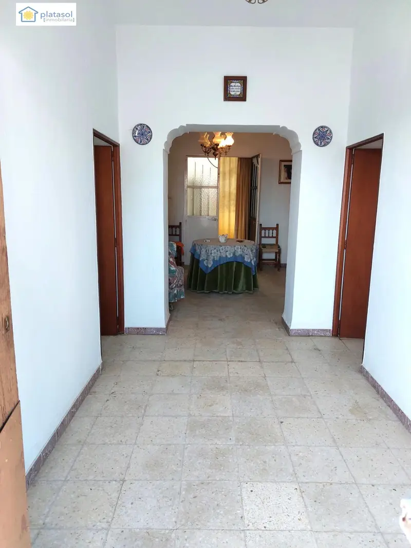 Casa en Gerena para Reformar con Patio y Cochera