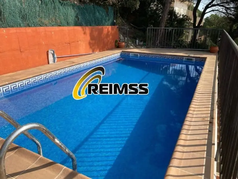 Chalet en Blanes con Vistas al Mar y Piscina Privada