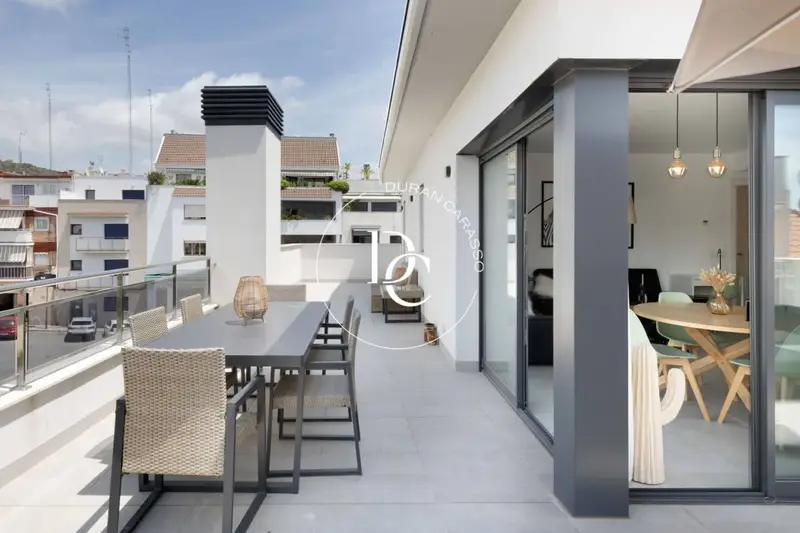 Atico Duplex en Sitges con Vistas al Mar y Montana