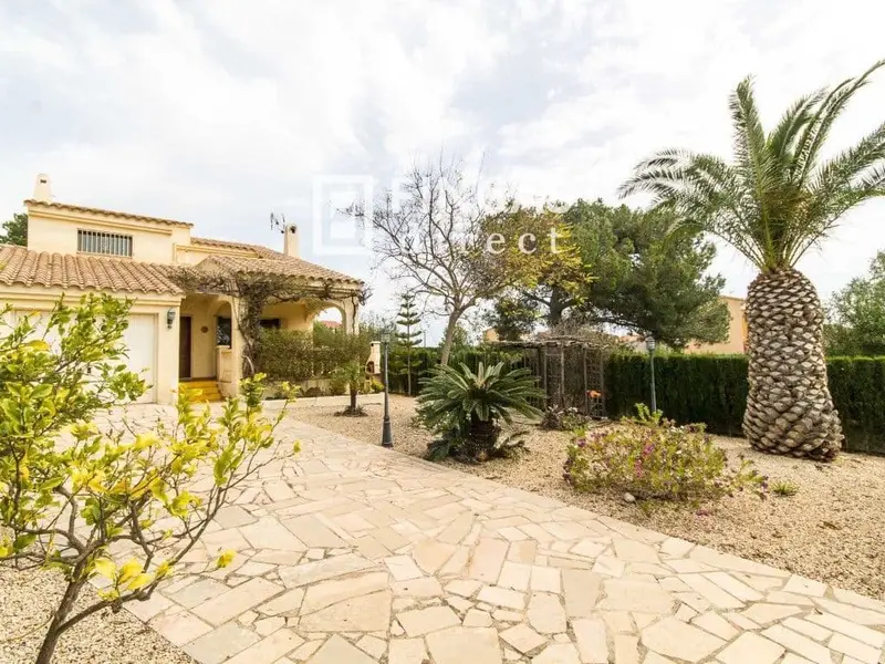 Chalet en venta en L'Ametlla de Mar con piscina