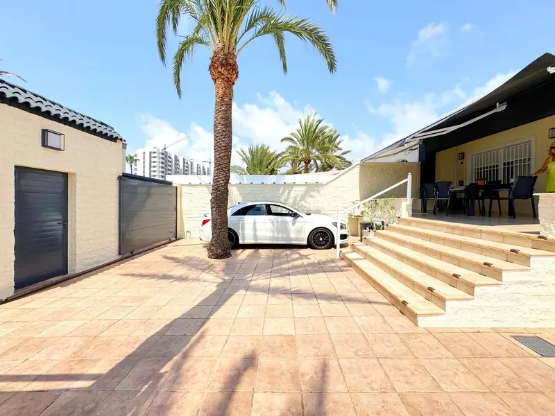 Chalet en Los Balcones Punta Prima con Piscina Privada