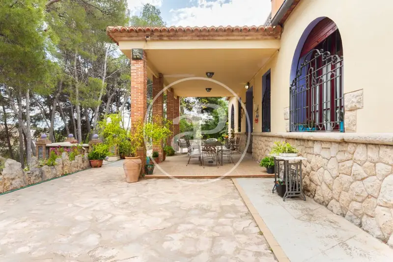 Chalet en Buñol con alberca y jardin