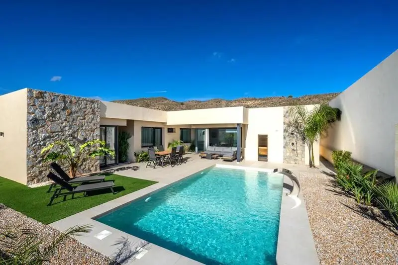 Villa de Lujo en Altaona Golf Murcia con Piscina Climatizada y Paneles Solares