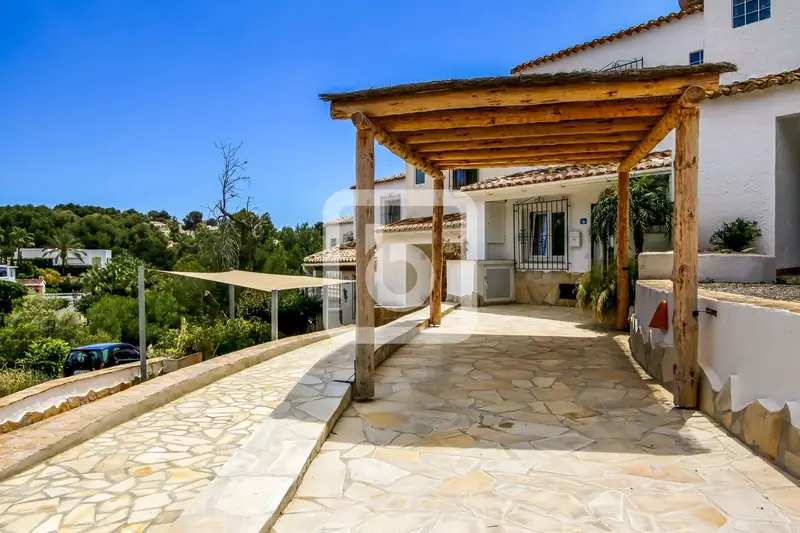 Chalet Adosado en Moraira con Vistas al Mar