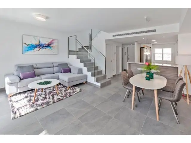 Bungalow Seminuevo con Piscina Cerca de Elche