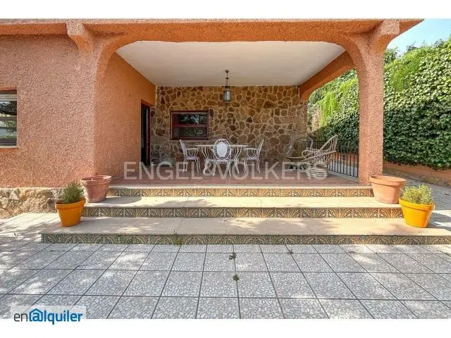 Chalet en La Eliana con Piscina y Garaje
