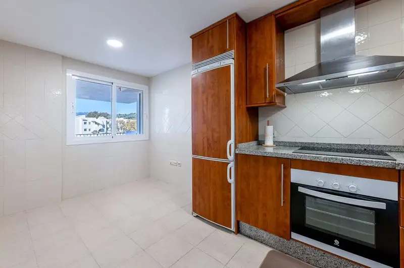 Apartamento en Elviria Marbella Este 3 Dormitorios 2 Banos Cerca de la Playa