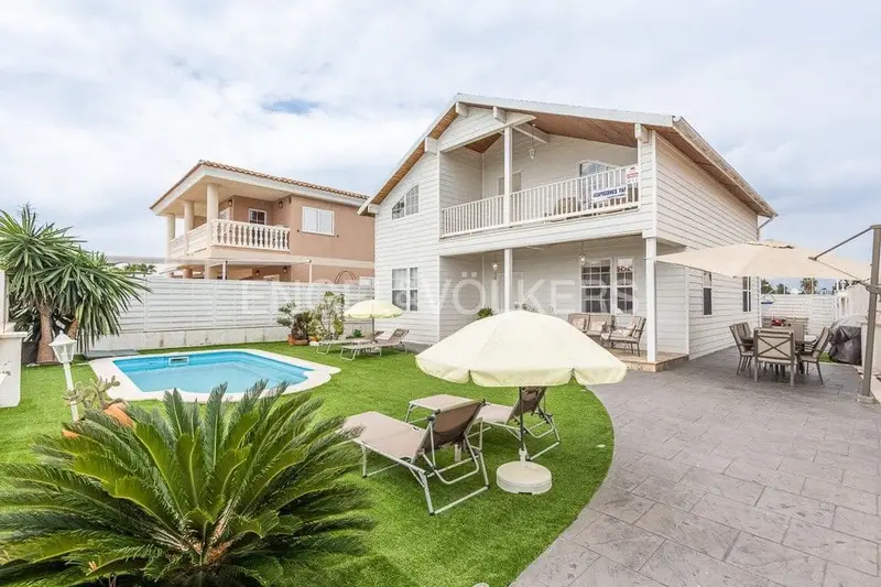 Chalet en venta Moncofa con piscina y jardin cerca del mar
