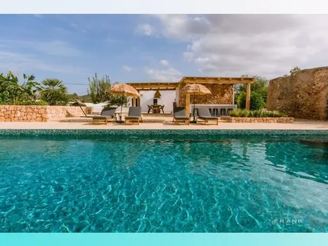 Finca de Lujo en Ibiza: 7 Dormitorios, Piscina y Vistas