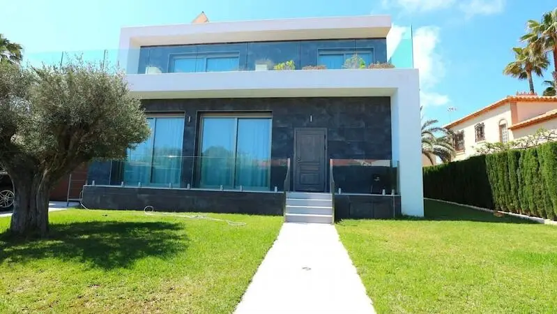 Villa de Lujo en Torrevieja con Piscina y Vistas al Mar