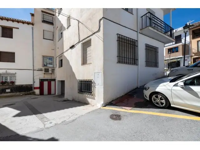 Local Comercial con Sotano en Huetor Santillan