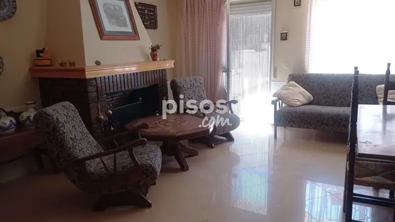 Casa adosada en venta en Navaluenga