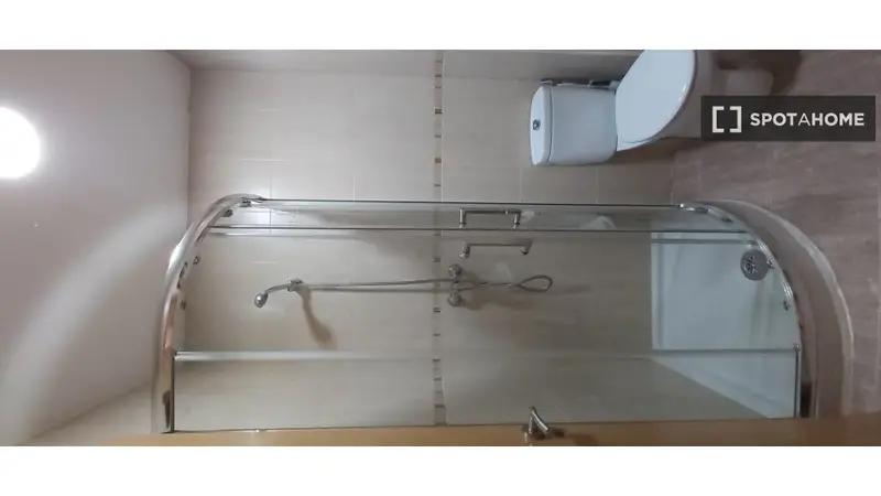 Se alquila habitación en piso de 5 dormitorios en Valencia