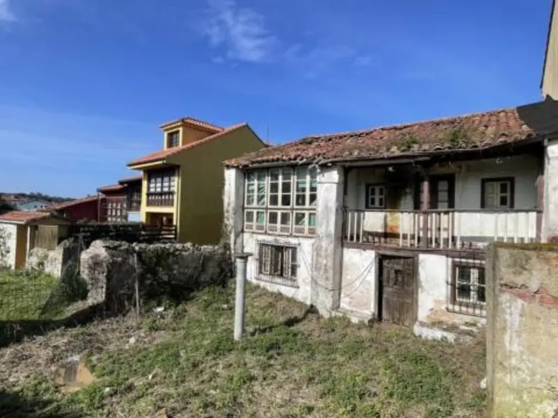 Chalet en Venta en Poo de Llanes Asturias para Rehabilitar con Jardin y Vistas