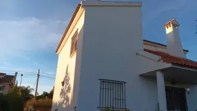 Chalet en venta en L Eliana con jardin piscina y sotano