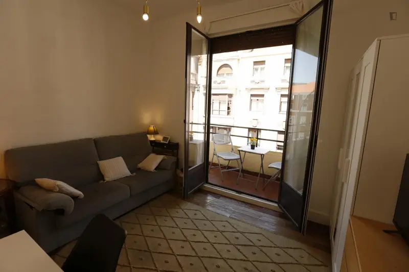 Habitaci	ón con Balc	ón en Casa de 5 Habitaciones