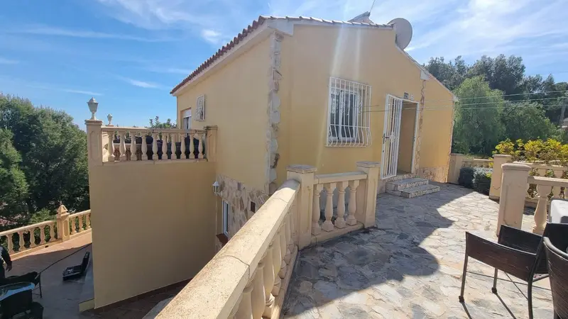 Chalet en La Nucia con Piscina y Terraza Cerca de Mercadona